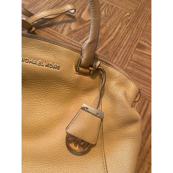 Michael Kors tan shoulder/crossbody strap medium size inside pockets zip up bag - Picture 2 of 10